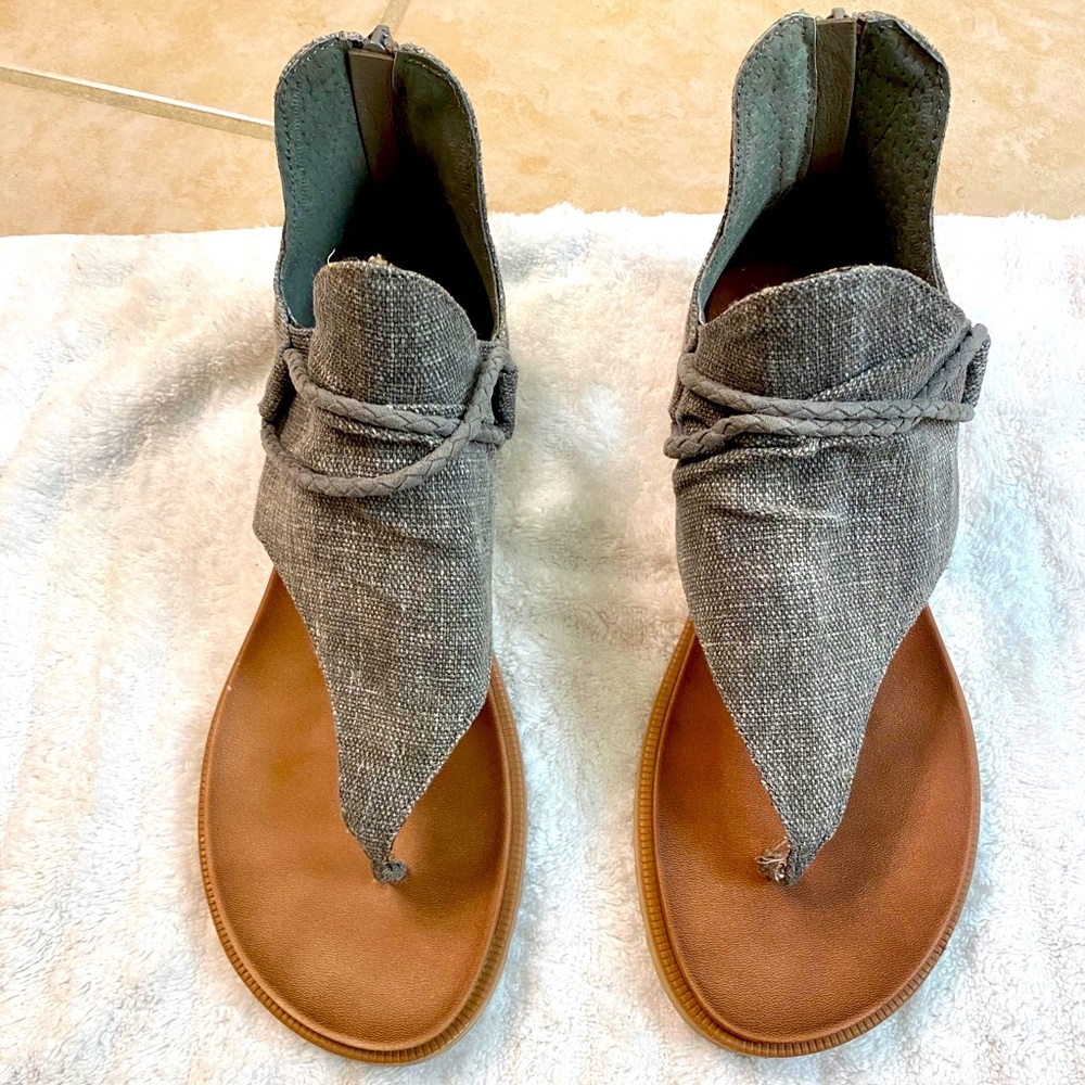 Very G zip back sandals size 8.5